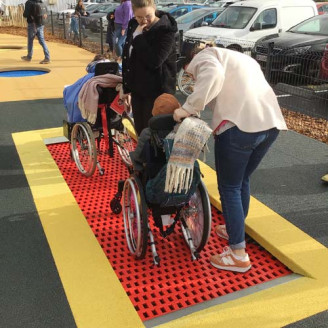 Trampoline pour aire de jeux accessible en fauteuil roulant