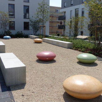 Banc public en forme de galet coloré géant