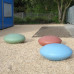 Banc public en forme de galet coloré géant