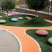 Banc public en forme de galet coloré géant
