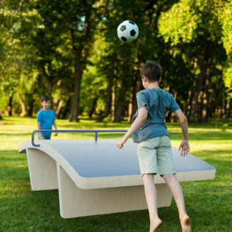 Table de ping-pong incurvée pour la pratique de foot pong