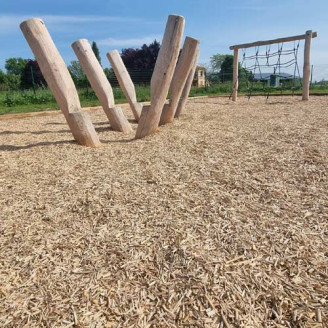 Sol amortissant pour aire de jeux en paillage de copeaux de roseaux