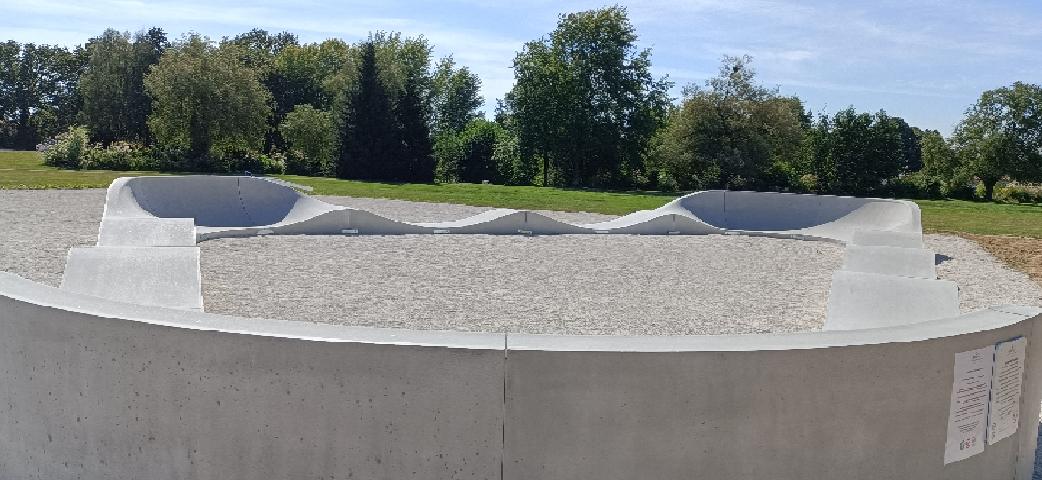 Installation d'un pumptrack en béton pour ne pas avoir d'entretiens