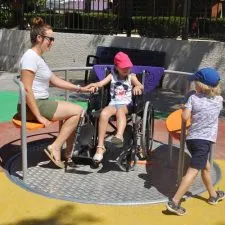Carrousel pour aire de jeux accessible en fauteuil roulant