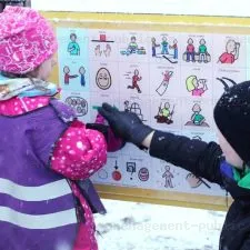Jeu d'éveil extérieur pour stimuler le langage oral des enfants
