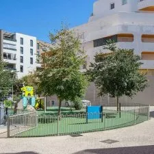 Clôture d’aire de jeux en épingle