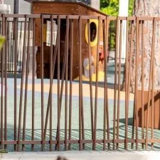 Clôture à barreaux pour aire de jeux