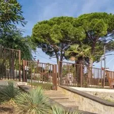 Clôture à barreaux pour aire de jeux