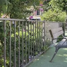 Clôture métallique à barreaudage pour aire de jeux d'enfants