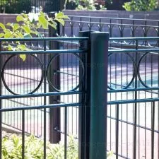 Grille en trellis soudé ornée d'une frise pour aire de jeux extérieure