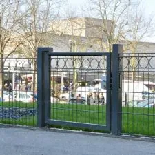 Grille en trellis soudé ornée d'une frise pour aire de jeux extérieure