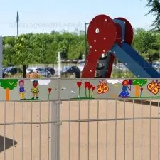 Clôture ludique pour sécuriser les espaces de jeux extérieurs