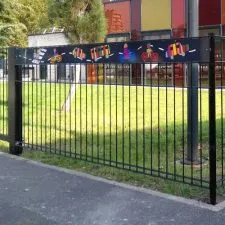 Clôture ludique pour sécuriser les espaces de jeux extérieurs