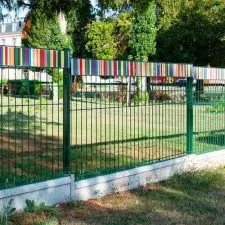 Clôture ludique pour sécuriser les espaces de jeux extérieurs