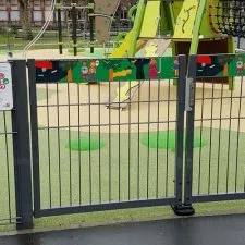 Clôture ludique pour sécuriser les espaces de jeux extérieurs