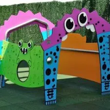 Jeu d’éveil pour aires de jeux inclusives sur le thème des monstres