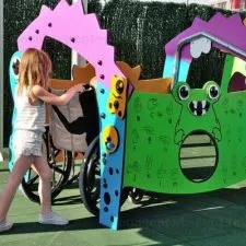 Jeu d’éveil pour aires de jeux inclusives sur le thème des monstres