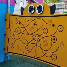 Jeu d’éveil pour aires de jeux inclusives sur le thème des monstres