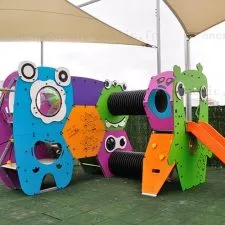 Structure multi-activités pour aires de jeux sur le thème des monstres