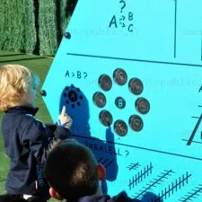 Structure multi-activités pour aires de jeux sur le thème des monstres