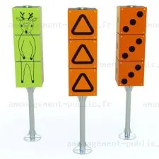 Jeu de cubes à manipuler pour aire de jeux avec accès PMR