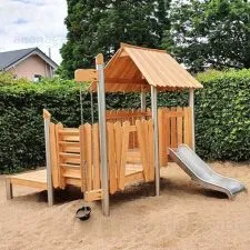 Cabane en bois de robinier pour aires de jeux extérieures.