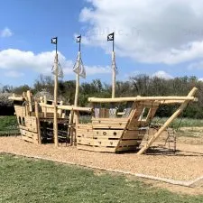 Réalisations de bateau en robinier pour aire de jeux
