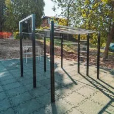 Terrain de sport en dalles caoutchouc