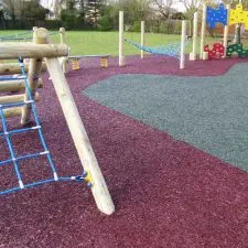 Sol amortissant d'une aire de jeux en copeaux de caoutchouc