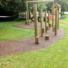 Sol amortissant d'une aire de jeux en copeaux de caoutchouc