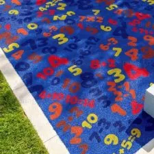 Gazon synthétique éducatif pour aires de jeux