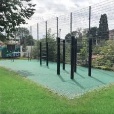 Sol d'une aire de jeux en dalles alvéolées Grassécurité