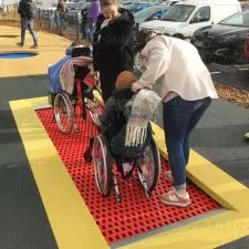 Trampoline pour aire de jeux accessible en fauteuil roulant