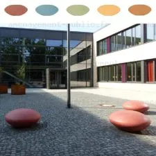 Banc public en forme de galet coloré géant