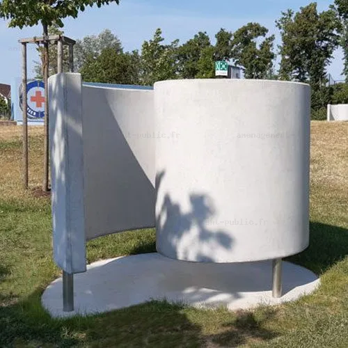 Cabine de vestiaire extérieure en béton en forme de spirale
