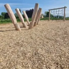 Sol amortissant pour aire de jeux en paillage de copeaux de roseaux