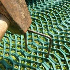 Piquets de fixation en acier pour pose de grille de renfort sur gazon