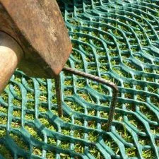 Grille de renfort pour protéger le gazon