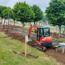 Réalisation d'un sol amortissant de sécurité naturel sur aire de jeux