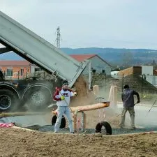 Réalisation d'un sol amortissant de sécurité naturel sur aire de jeux