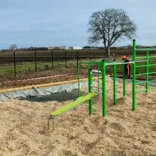 Réalisation d'un sol amortissant de sécurité naturel sur aire de jeux