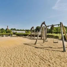 Réalisation d'un sol amortissant de sécurité naturel sur aire de jeux