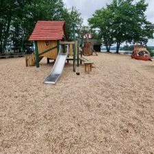 Réalisation d'un sol amortissant de sécurité naturel sur aire de jeux